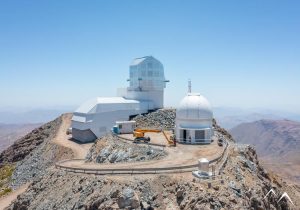 Vue d'ensemble de l'observatoire Vera Rubin sur le Cerro Pachón au Chili