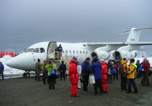MINOLTA DIGITAL CAMERA Avion Antarctique BAE-146, Croisière Antarctique ©Declan Sharlkey & Anna Obrien - 1/6