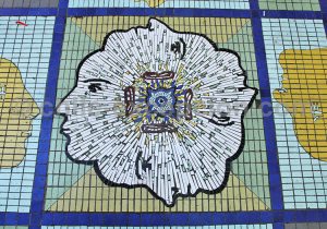 21-9 Mosaïque sur un mur dans les rues de Bellavista à Santiago