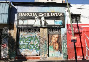 48-1 Les graffitis se mélangent volontiers avec le street art.