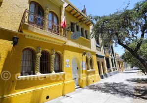 Petites rues et vieilles maisons colorées du quartier Yungay