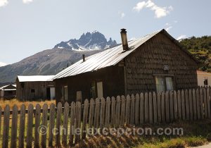 14-16.30.43-16.31.14 Maison du village de Cerro Castillo dans la Patagonie australe du Chili