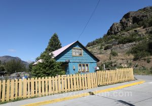 23-16.30.43-16.31.14 Maison bleue du village de Cerro Castillo en Patagonie australe