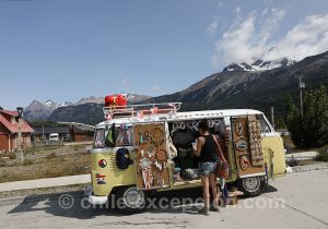 3-16.30.43-16.31.14 Minibus du petit village Cerro Castillo, Chili