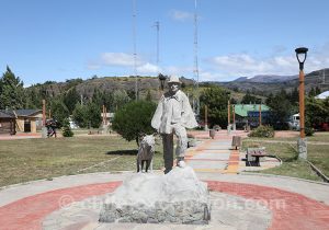 5-16.30.43-16.31.14 Statue du petit village Cerro Castillo, Chili