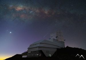 vue de nuit de l'observatoire Vera Rubin au Chili