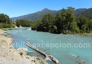 Rio Frio accompagnant la Route Australe de Villa Santa Lucía à Villa Vanguardia