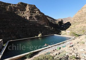 Baignade dans les thermes de Chusmiza