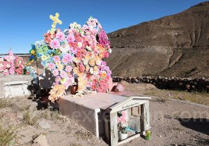 Tombe décorée de fleurs à Chusmiza