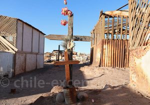 Tombe fleurie au cimetière Pampino de Victoria, village minier du désert d'Atacama