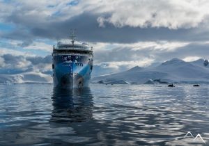 Navire de croisière luxueux entre le Chili, l'Argentine et l'Antarctique