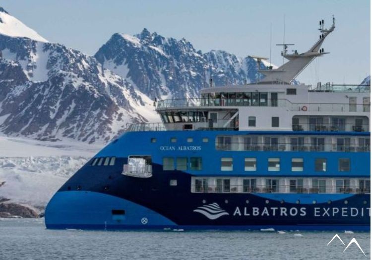 vue d'ensemble du bateau de croisière Ocean Albatros en Antarctique vue d'ensemble du bateau de croisière Ocean Albatros en Antarctique