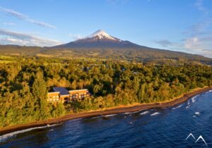 Vue en hauteur de l'hôtel Las Cascadas Puerto Octay et du volcan Orsano