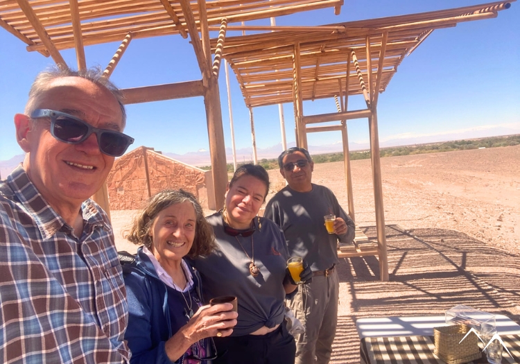 Apéritif dans la Vallée de la Lune, San Pedro de Atacama Apéritif dans la Vallée de la Lune, San Pedro de Atacama
